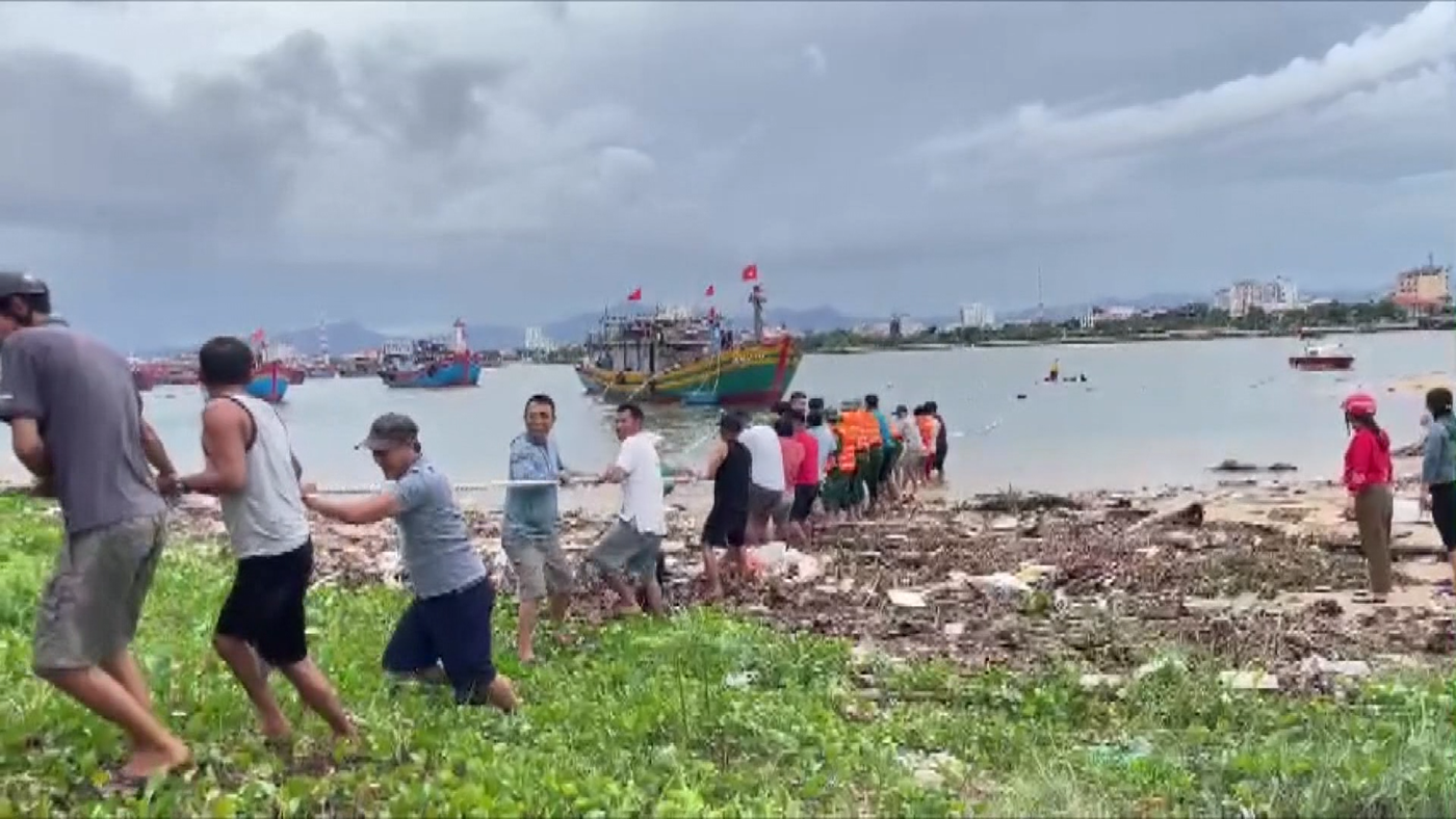 Cứu hộ tàu đánh cá bị sóng đánh chìm ở cửa Nhật Lệ