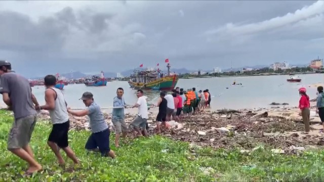 Cứu hộ tàu đánh cá bị sóng đánh chìm ở cửa Nhật Lệ